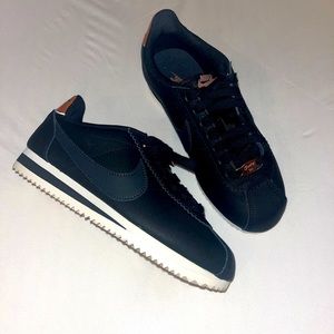 BRAND NEW WOMENS NIKE CORTEZ BLACK AND ROSE GOLD SIZE 5